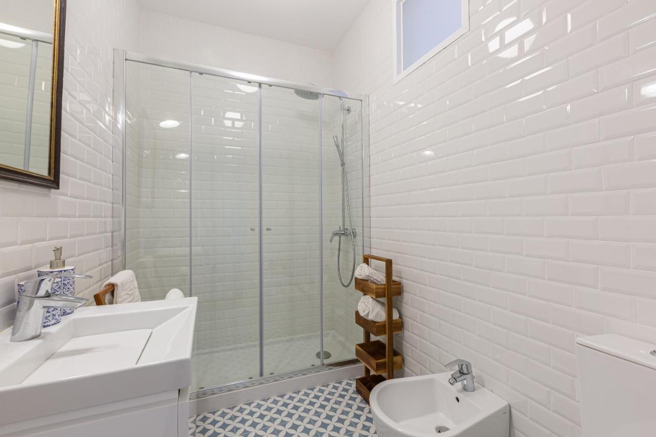 ליסבון White & Blue Vintage Home In Graca מראה חיצוני תמונה