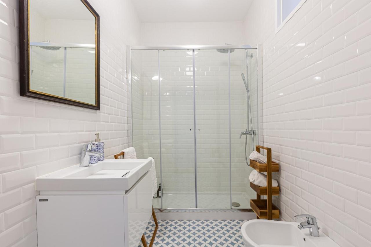 ליסבון White & Blue Vintage Home In Graca מראה חיצוני תמונה